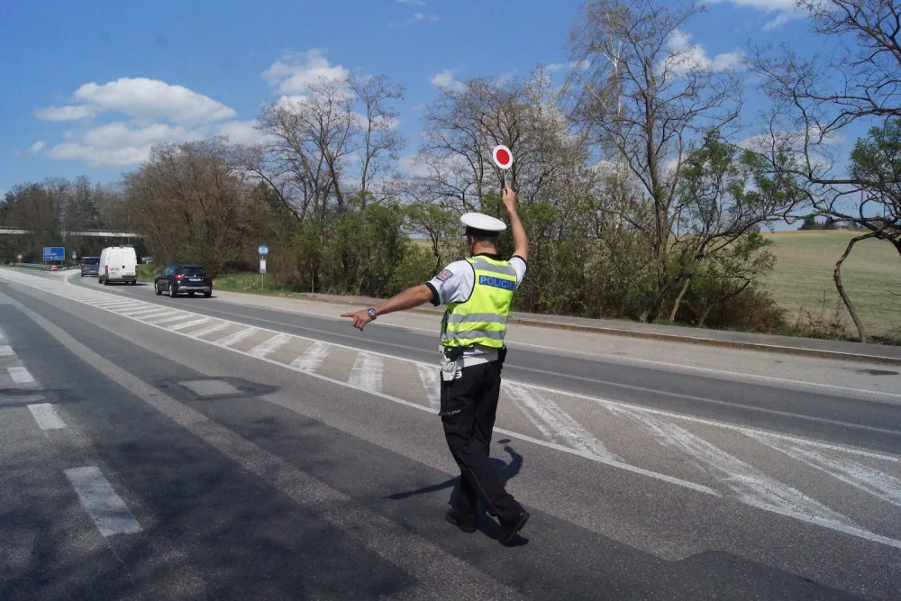 Policisté dnes budou měřit rychlost na stovkách úseků silnic