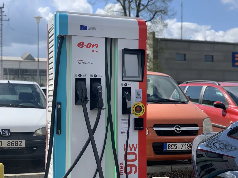 size4-16830976446717-231-eon-ma-ve-strakonicich-prvni-dobijecku-elektromobilu-kde-je-mozne-platit-kartou
