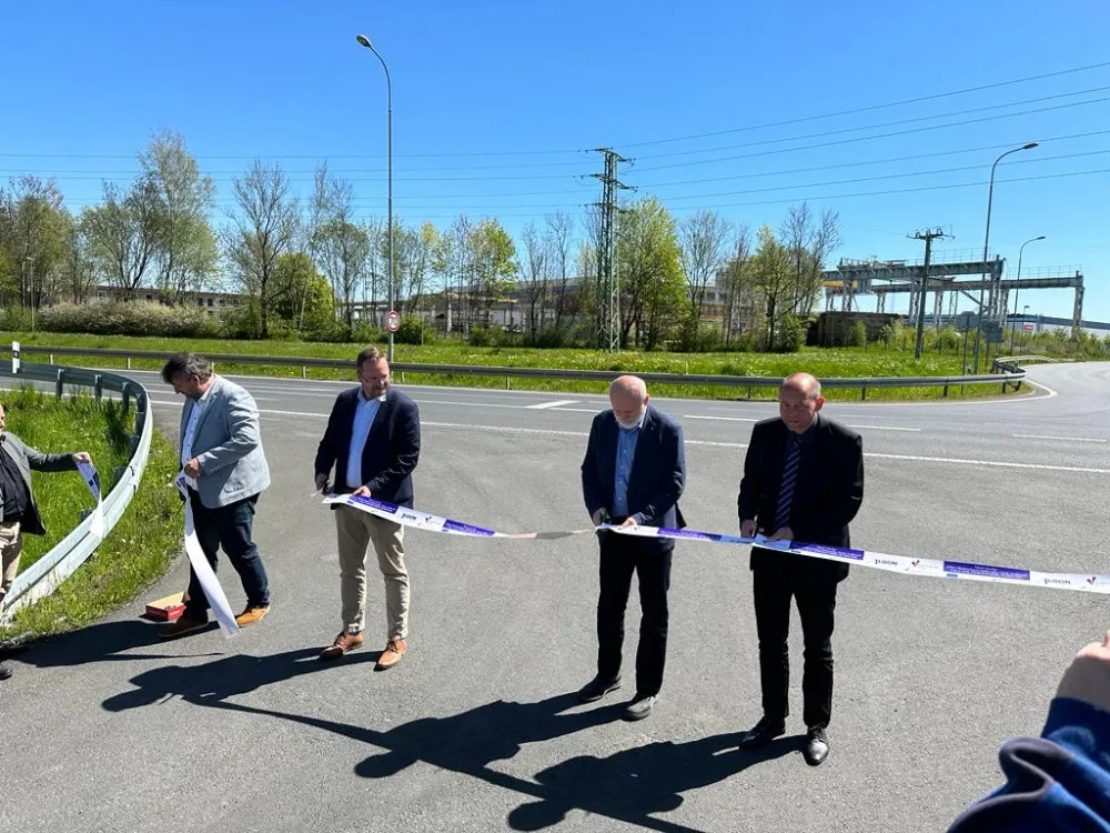 Akce se dnes zúčastnili hejtman Karlovarského kraje Petr Kulhánek, starosta města Chebu Jan Vrba, ředitel Krajské správy a údržby silnic Jiří Šlachta a další pozvaní hosté.