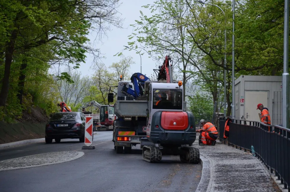 Karlovarští řidiči mají důvod k radosti. Město po necelém roce opravilo Bezručovu ulici