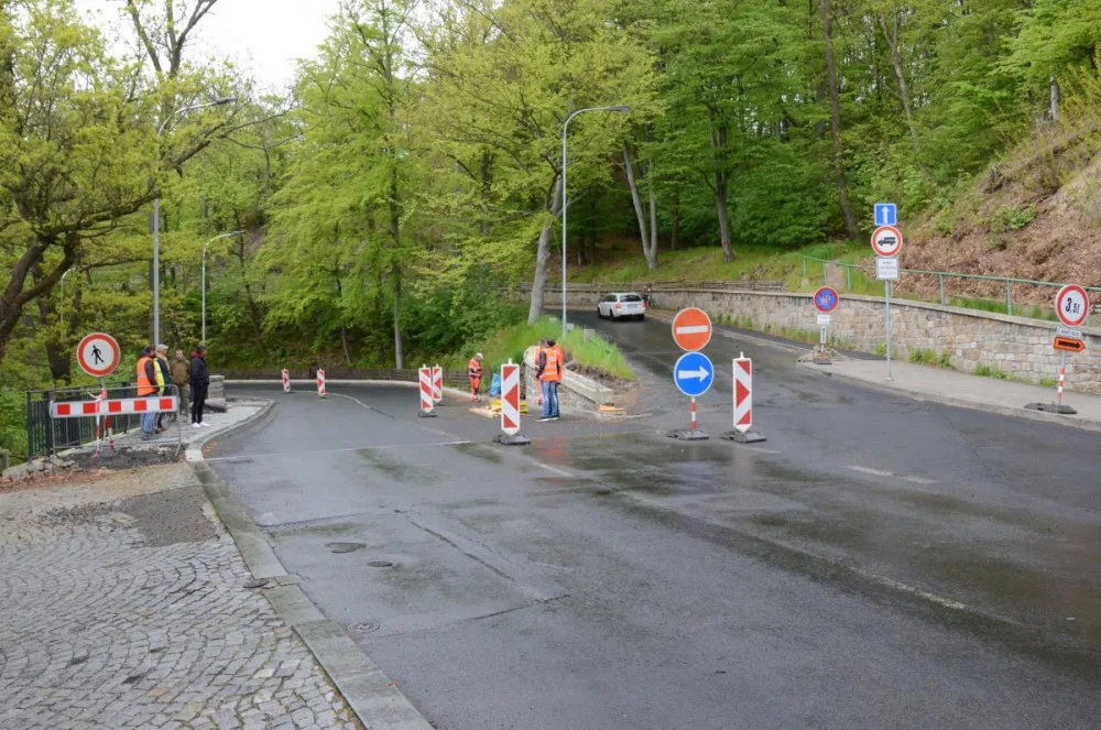 Karlovarští řidiči mají důvod k radosti. Město po necelém roce opravilo Bezručovu ulici