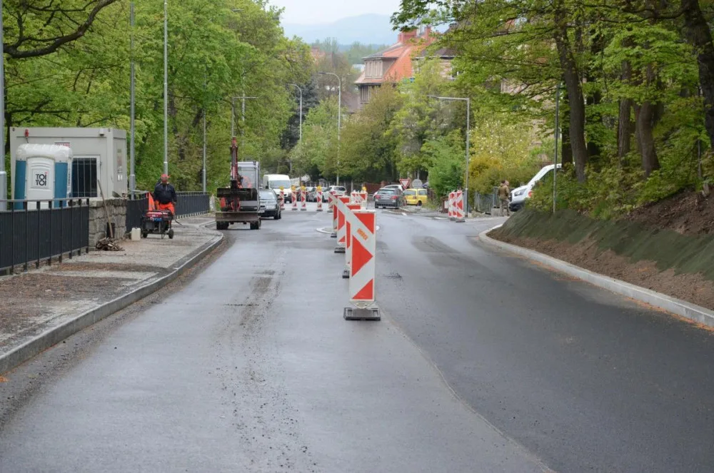 Karlovarští řidiči mají důvod k radosti. Město po necelém roce opravilo Bezručovu ulici