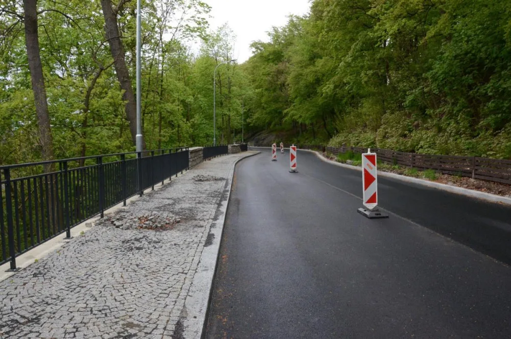 Karlovarští řidiči mají důvod k radosti. Město po necelém roce opravilo Bezručovu ulici