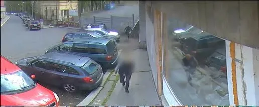Dva výtečníci se lopotili s velkou lednicí, kterou nakonec odložili na chodníku. Jejich akci zachytila kamera