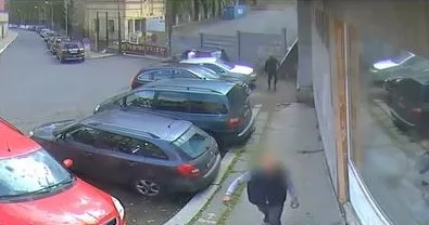 Dva výtečníci se lopotili s velkou lednicí, kterou nakonec odložili na chodníku. Jejich akci zachytila kamera