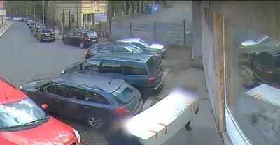 Dva výtečníci se lopotili s velkou lednicí, kterou nakonec odložili na chodníku. Jejich akci zachytila kamera