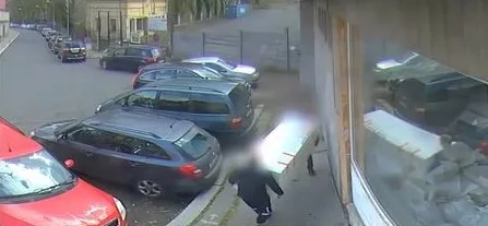 Dva výtečníci se lopotili s velkou lednicí, kterou nakonec odložili na chodníku. Jejich akci zachytila kamera