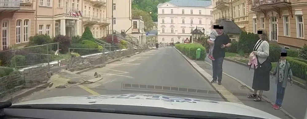 Muž z Karlových Varů měl mokré děti. Zavolal si městskou policii, aby je odvezla