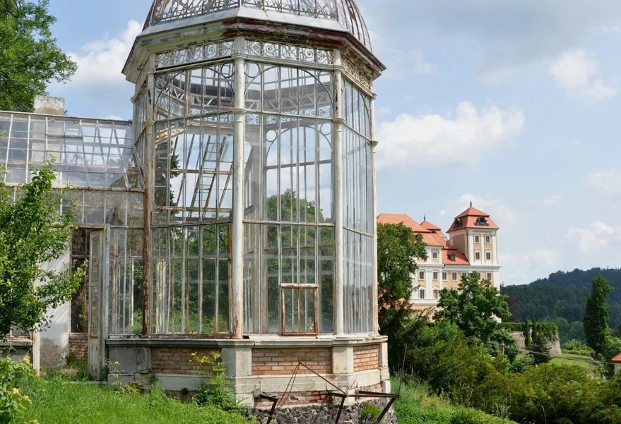 Historický skleník v areálu zámku Valeč na Karlovarsku prochází obnovou