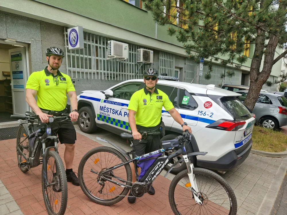 Po Sokolově jezdí cyklohlídky. Dohlédnou na cyklisty i psy, kteří chodí na volno
