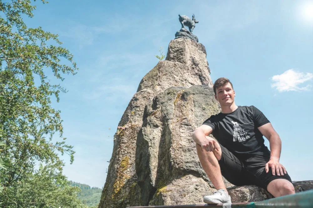 Hokejista Jiskra prodloužil smlouvu v Karlových Varech, klub ho podpoří ve studiu