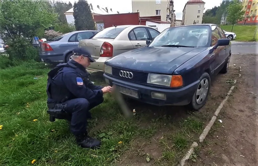 Celníci využívají účinný bič na notorické neplatiče. Zajistí jim registrační značku od auta, dokud neuhradí dluh