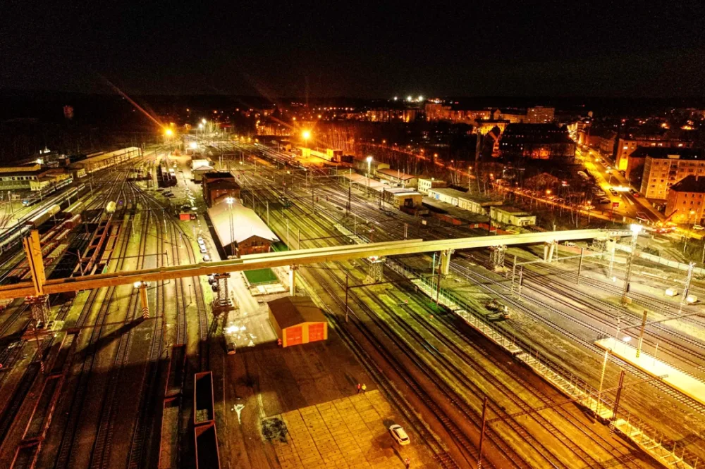 Nová lávka o délce 400 metrů vedoucí přes chebské nádraží obstála při zátěžové zkoušce