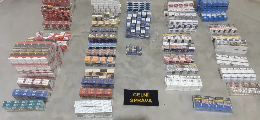 Karlovarští celníci zajistili v rámci kontrolní akce VÍTR na tržnici u Chebu zboží za téměř 27 milionů korun
