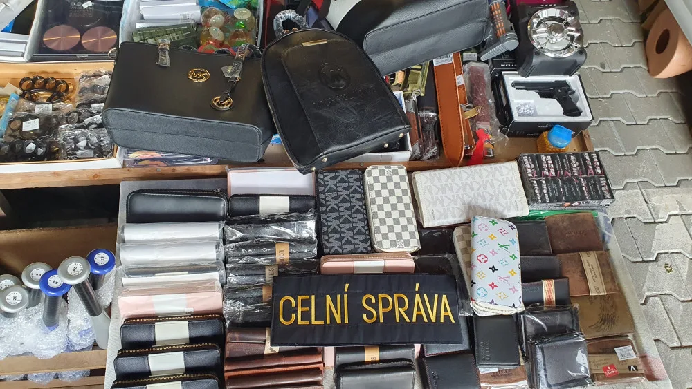 Karlovarští celníci zajistili v rámci kontrolní akce VÍTR na tržnici u Chebu zboží za téměř 27 milionů korun