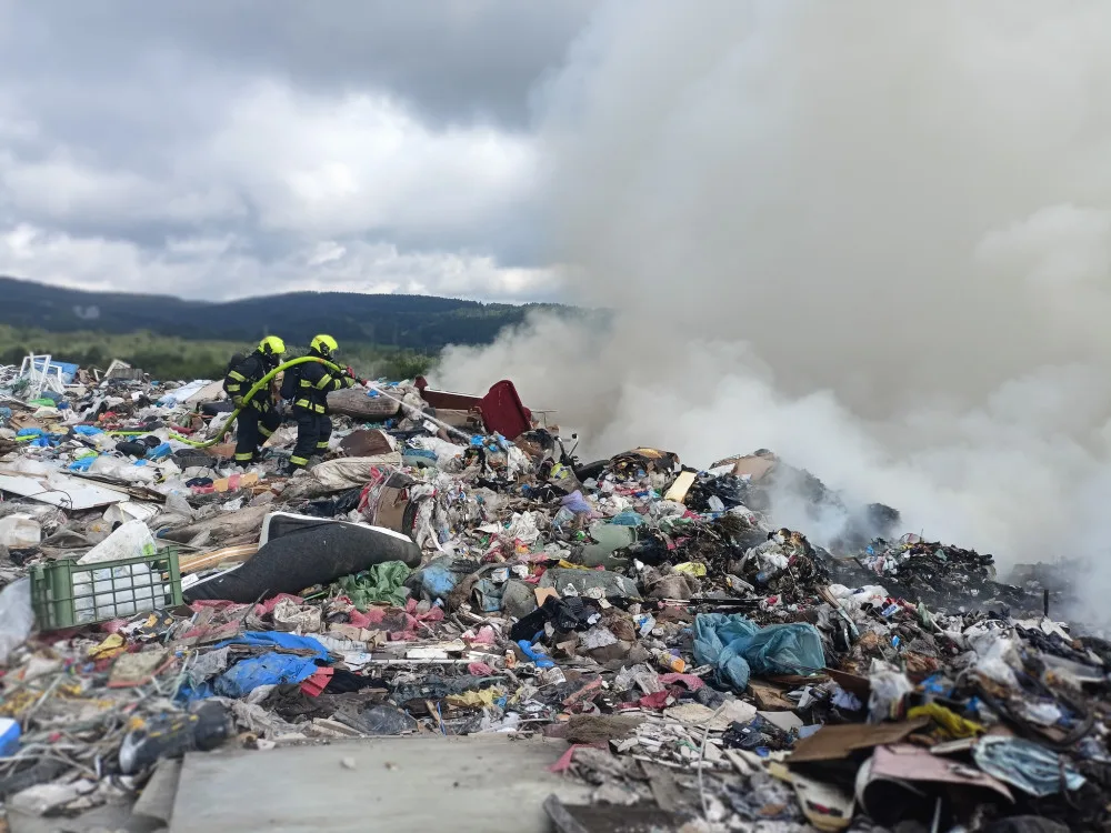 Hasiči bojují s požárem skládky odpadu, kouř je vidět kilometry daleko
