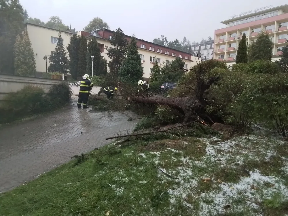 Silné bouřky zasáhly západní Čechy, ulice se ocitly pod vodou. Někde vytrhala i dlažební kostky