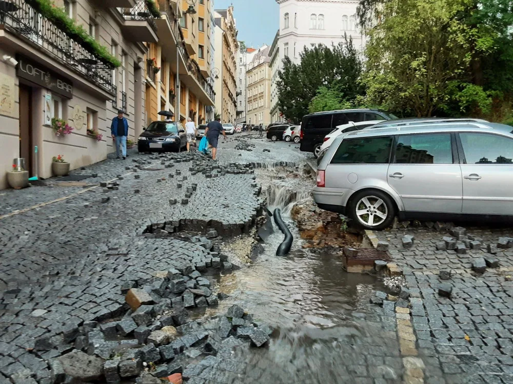 Prudký déšť poškodil dlažbu v nedávno rekonstruované Moravské ulici v Karlových Varech
