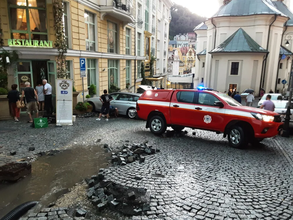Prudký déšť poškodil dlažbu v nedávno rekonstruované Moravské ulici v Karlových Varech