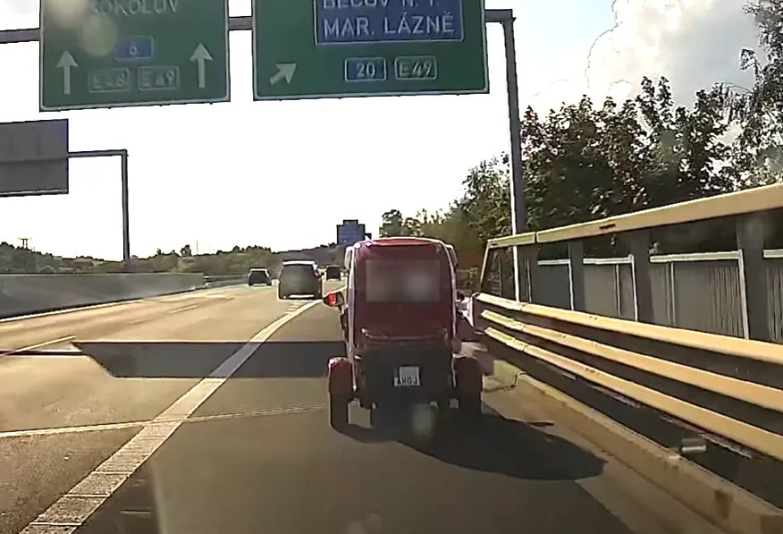 VIDEO: Muž v elektrické tříkolce si to frčel po rychlostní silnici, neměl registrační značky ani řidičák
