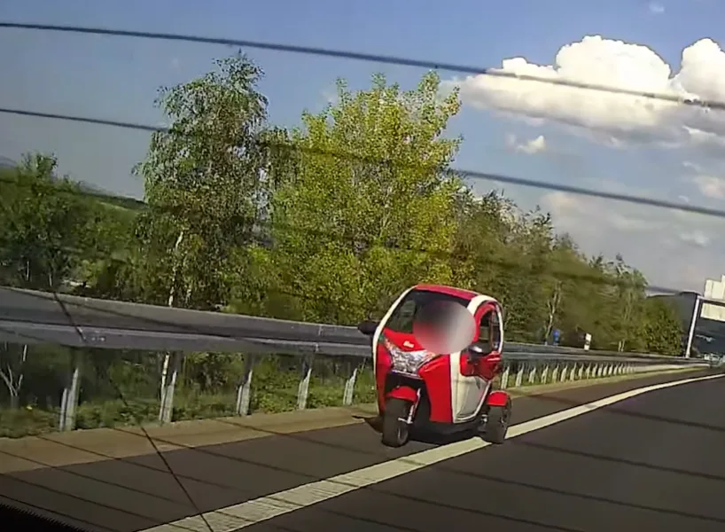 VIDEO: Muž v elektrické tříkolce si to frčel po rychlostní silnici, neměl registrační značky ani řidičák