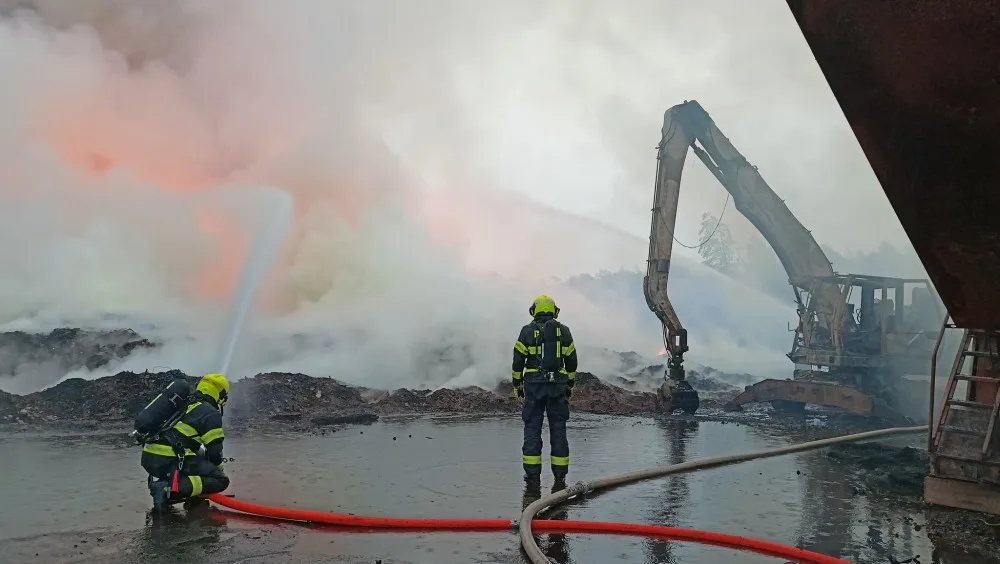 Požár skládky pražců se podařilo zredukovat na polovinu, kouř stále cítit ve velké části kraje