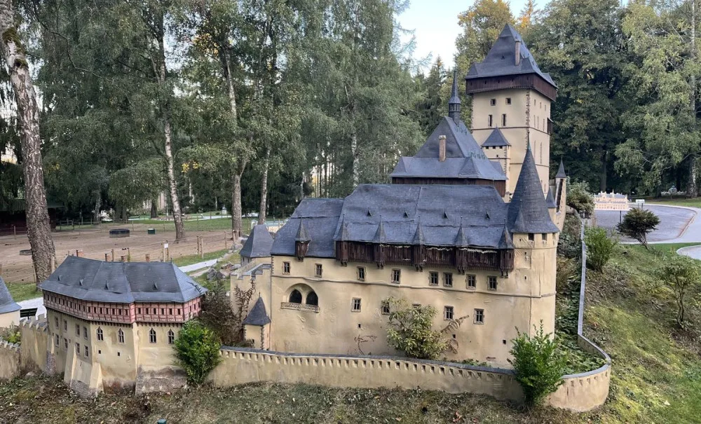 V parku miniatur v Mariánských Lázních shořel stánek, oheň poškodil model Karlštejna.