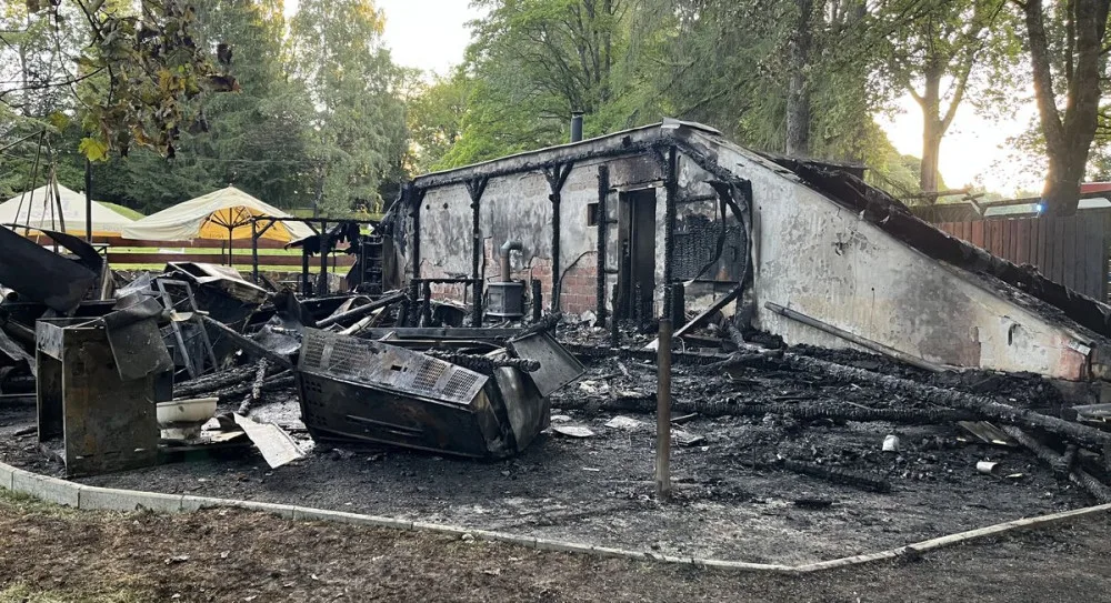 V parku miniatur v Mariánských Lázních shořel stánek, oheň poškodil model Karlštejna