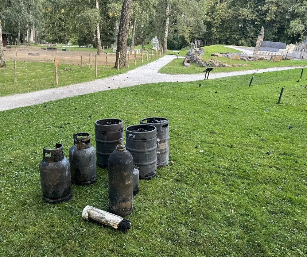 V parku miniatur v Mariánských Lázních shořel stánek, oheň poškodil model Karlštejna