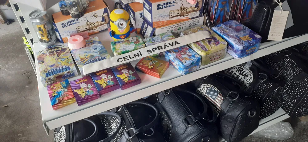 Trhovci nabízeli nejen padělky značkového zboží, ale prodávali také léky bez patřičných povolení