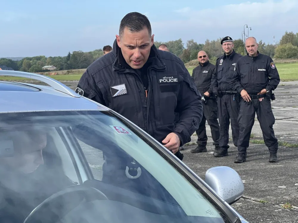 Šéfe mám skvělý nápad. Proaktivní strážník zařídil kolegům z celého kraje cvičení na letišti