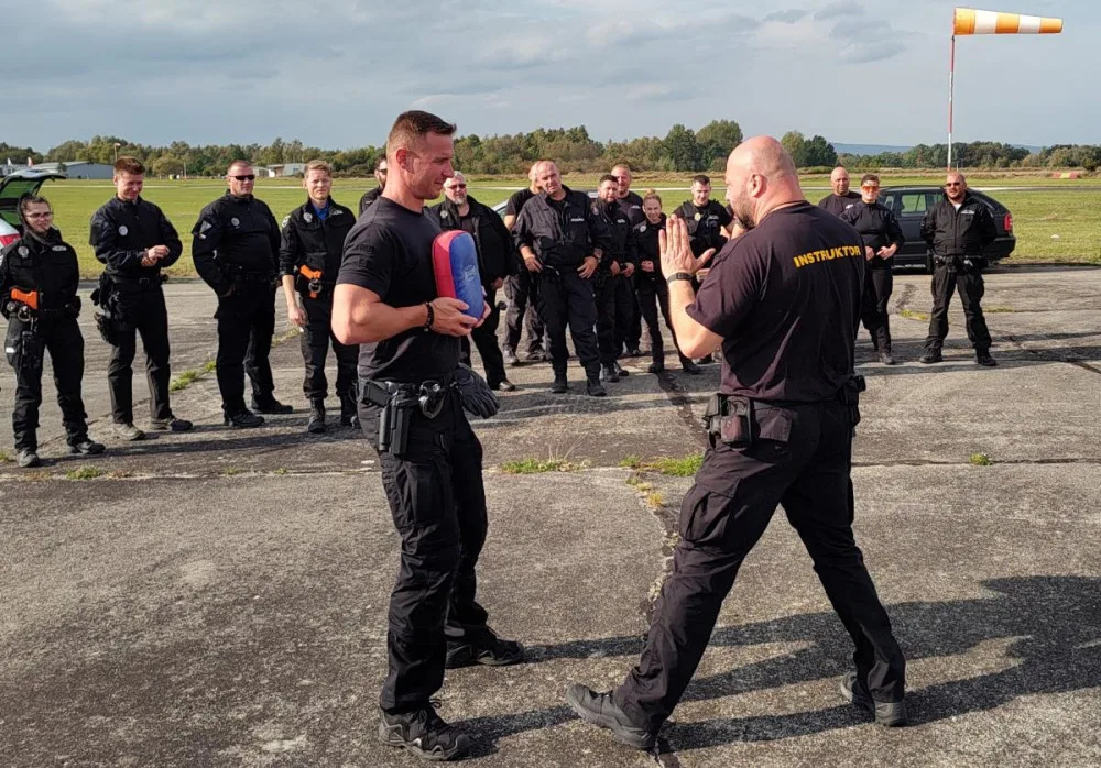 Šéfe mám skvělý nápad. Proaktivní strážník zařídil kolegům z celého kraje cvičení na letišti