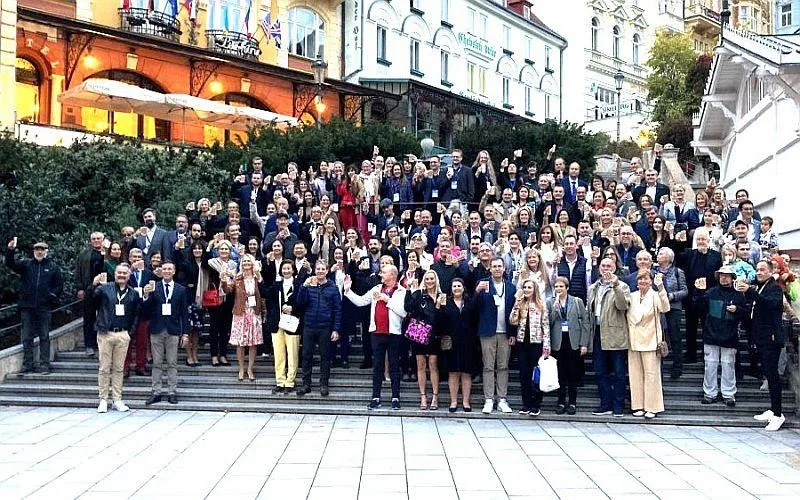 Máme nový český rekord, chlubí se Karlovy Vary. Nejvíce lidí najednou srkalo pramen