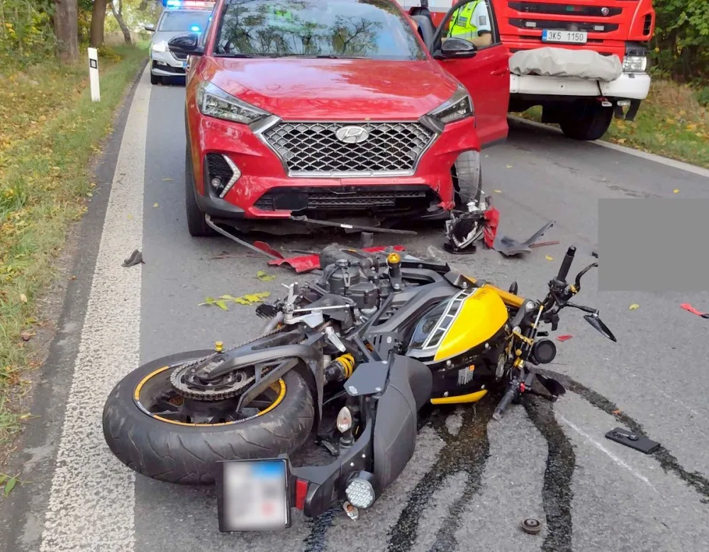 Motorkář nepřežil střet s osobním autem, doprava na frekventované silnice byla zcela uzavřena
