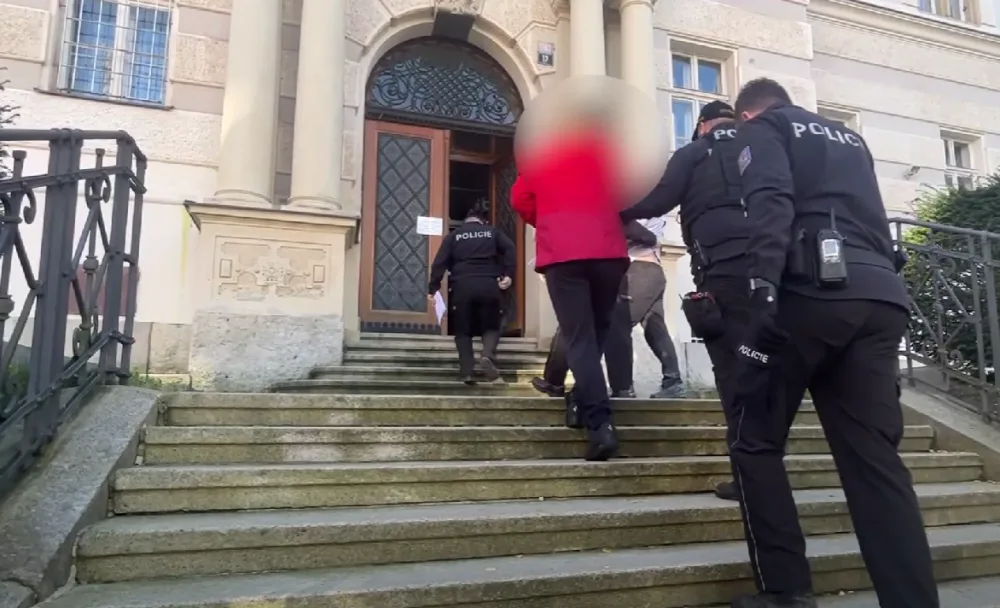 VIDEO: Sourozenci založili rodinný podnik s prodejem heroinu a pervitinu, drogy poslali i známému do vězení