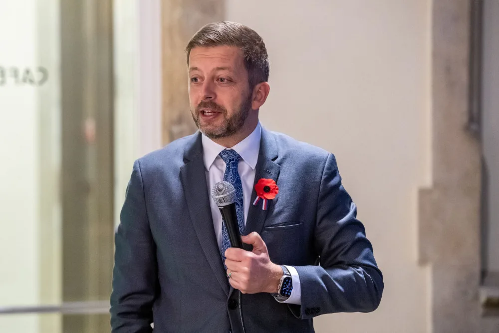 Pošta se musí změnit a poskytovat takové služby, které lidi využijí. Sám je nevyužívám, říká ministr vnitra Vít Rakušan.