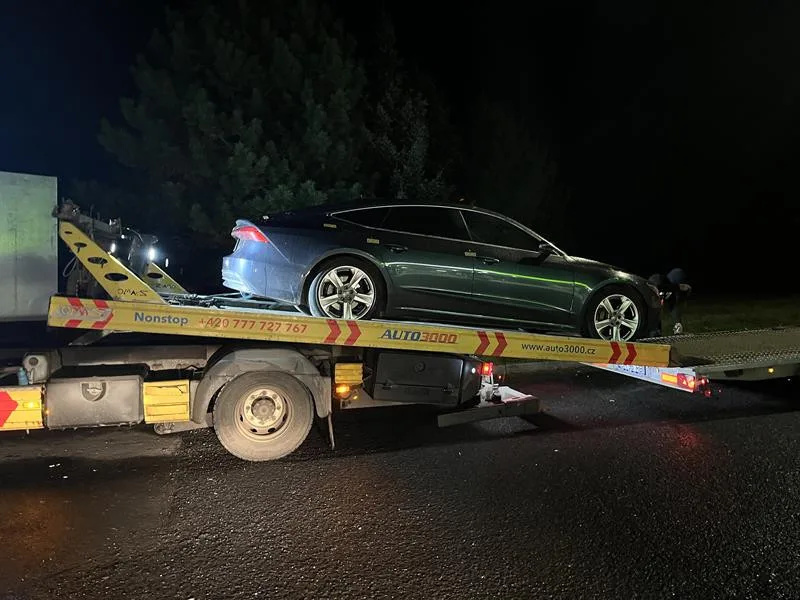 Cizinec měl smůlu. Audi A7, které převážel na přívěsu přes hranici, bylo v policejním pátrání
