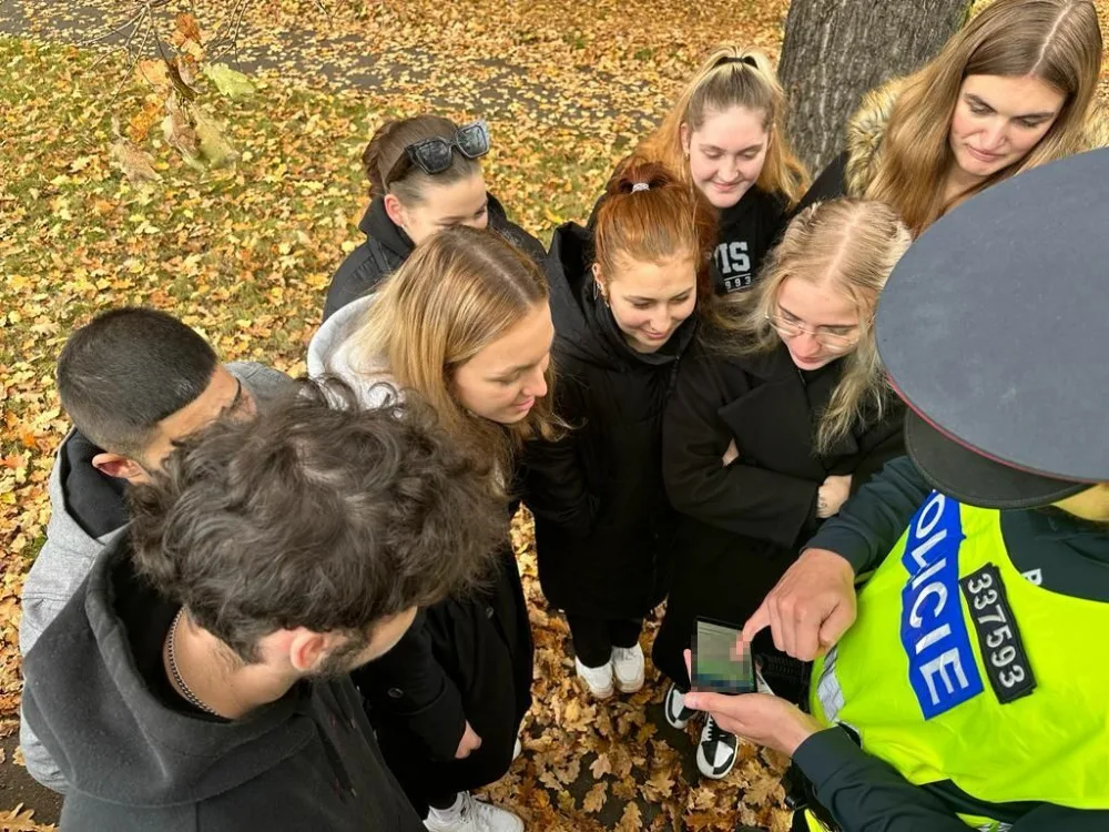 Karlovarská policie přiblížila práci policistů studentům čtvrtého ročníku střední školy TRIVIS v rámci jejich odborné praxe