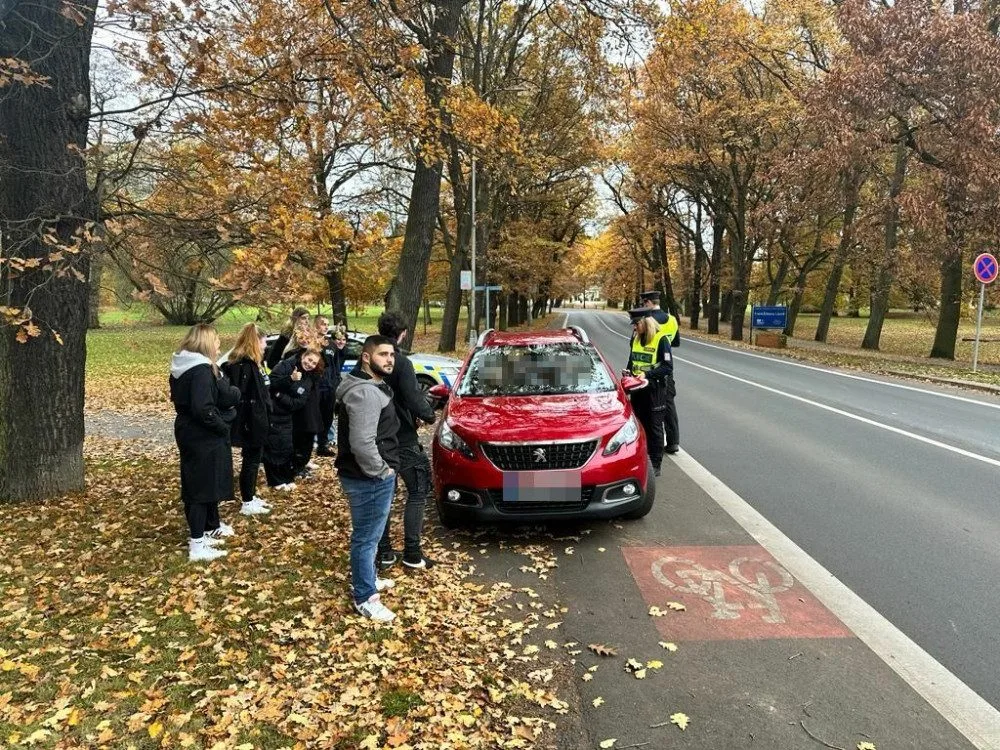 Karlovarská policie přiblížila práci policistů studentům čtvrtého ročníku střední školy TRIVIS v rámci jejich odborné praxe