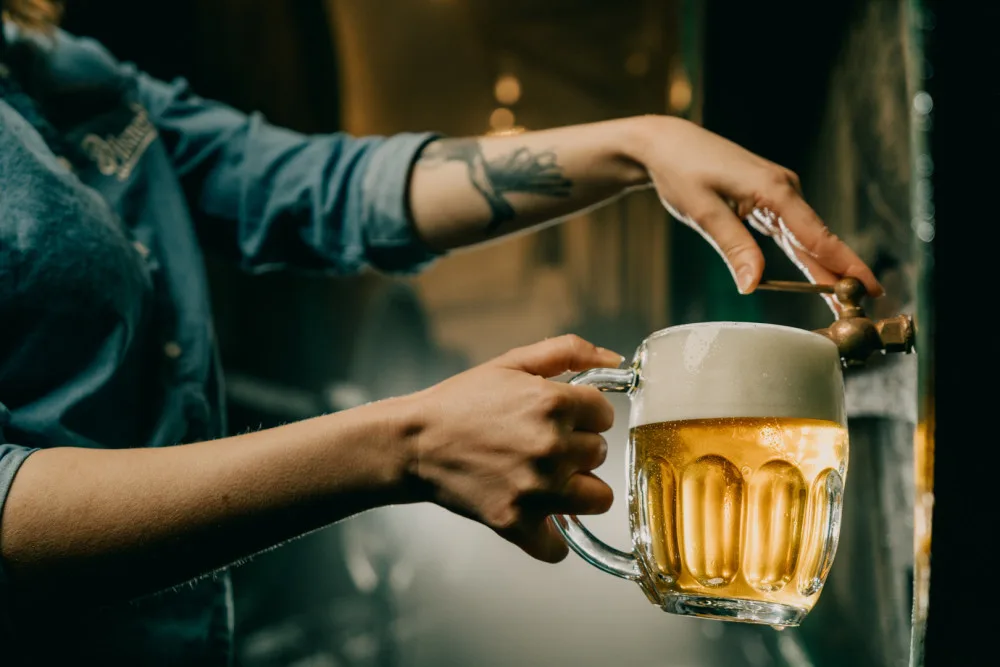 Češi pijí méně piva a zbytečně za něj přeplácejí. Pokud chcete ušetřit, dejte si velké pivo, radí experti