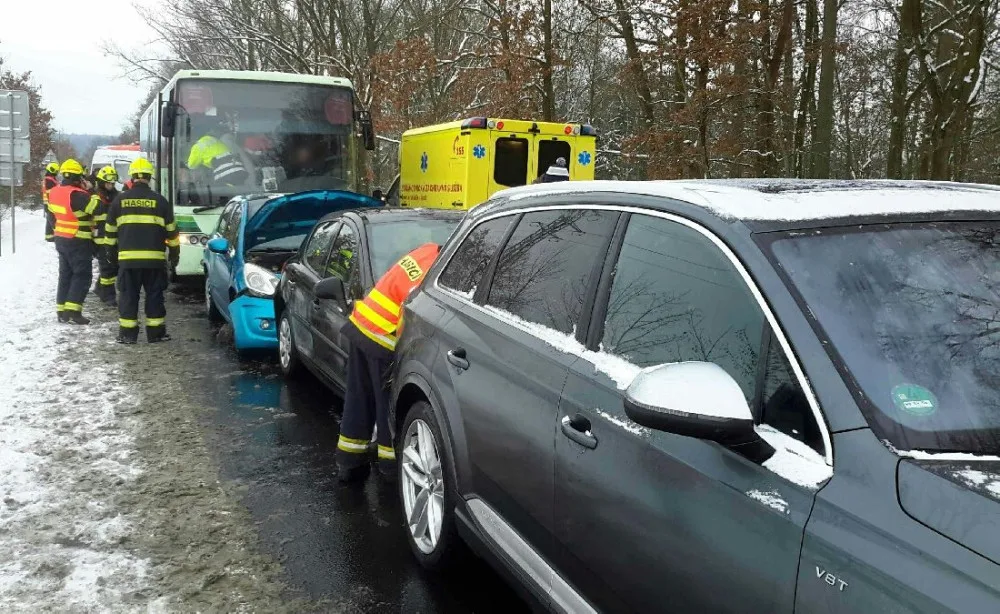 Na Chebsku havaroval autobus a čtyři auta. Při střetu se zranily dvě děti