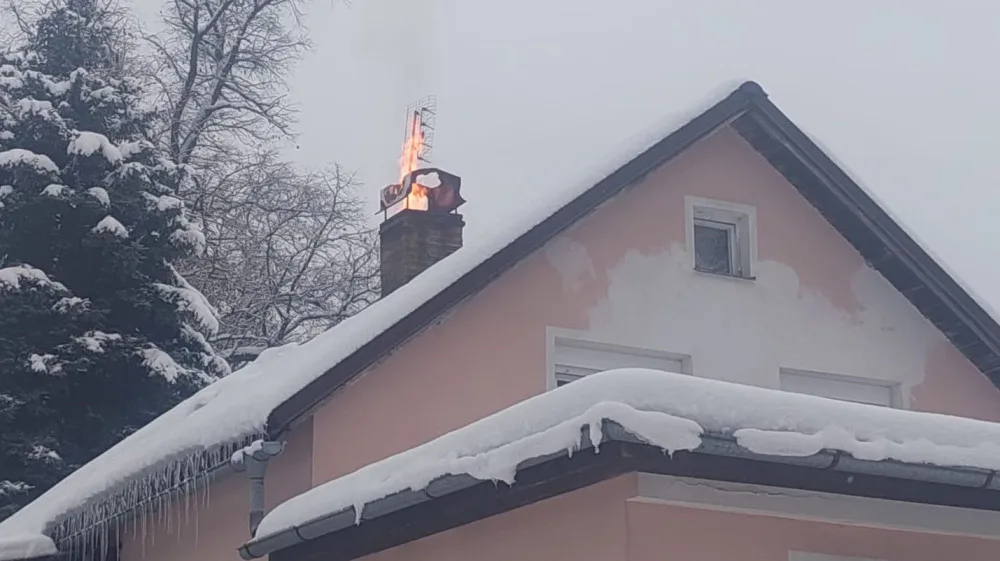 Hasiči bojovali s požárem komína čtyři hodiny. Nezapomínejte na jejich kontroly a čištění, připomínají
