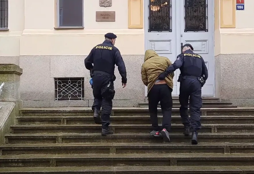 VIDEO: Baseballovou pálkou málem umlátil k smrti hosta, majitel kasina u soudu přiznal svou vinu