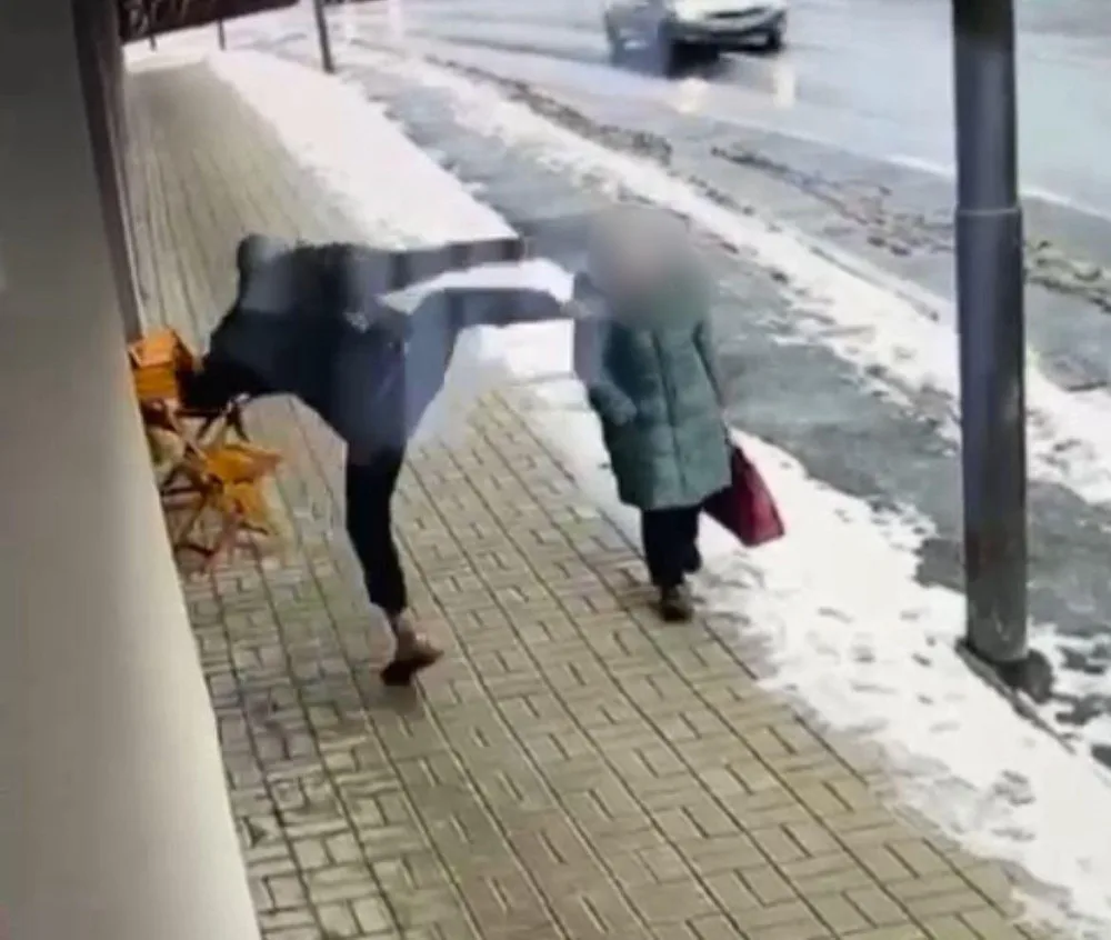 Cizinci hrozí za napadení seniorky v Chebu až deset let za mřížemi