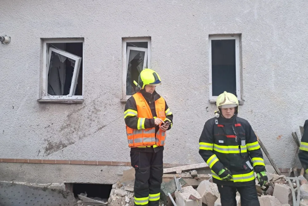 Výbuch plynu rozmetal garáž a tlaková vlna poškodila dům. Při explozi se zranila jedna osoba