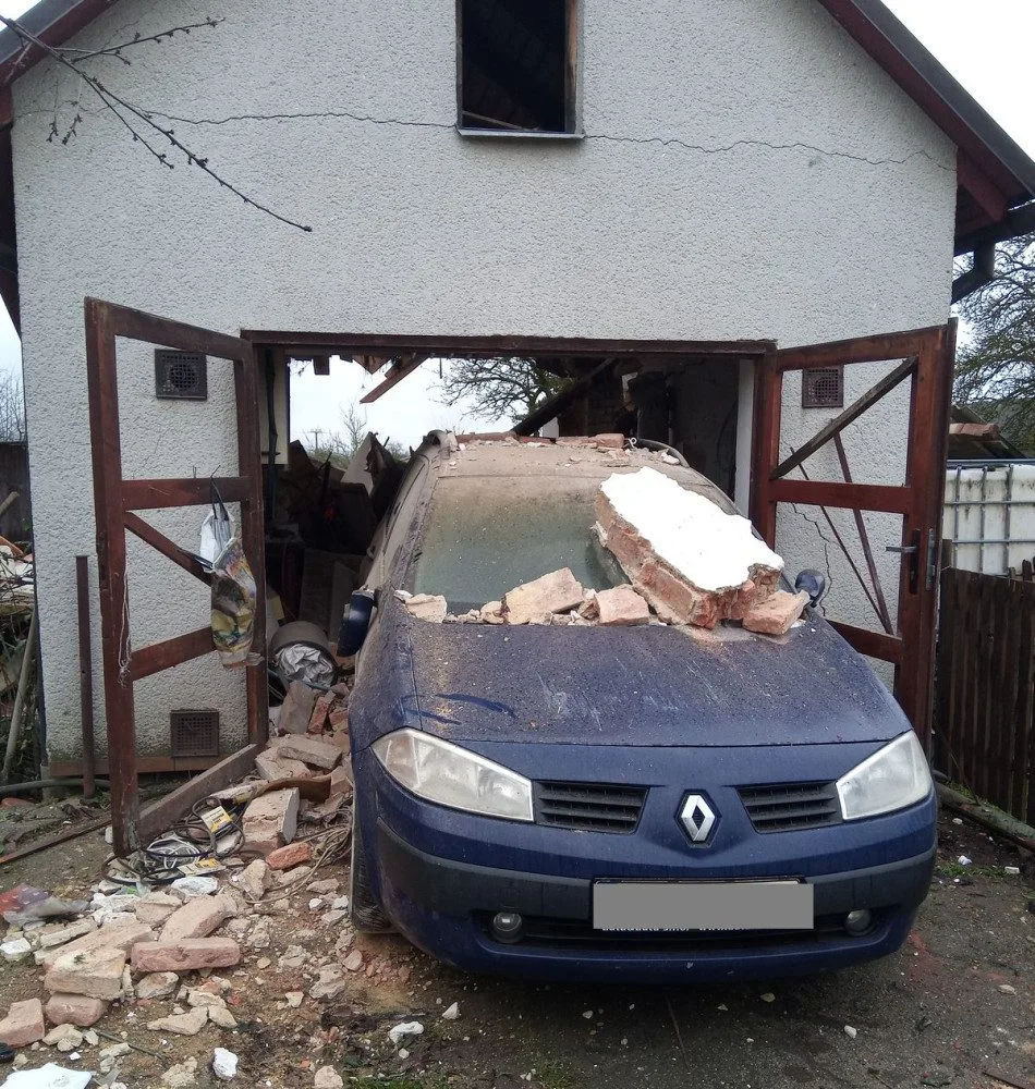 Výbuch plynu rozmetal garáž a tlaková vlna poškodila dům. Při explozi se zranila jedna osoba