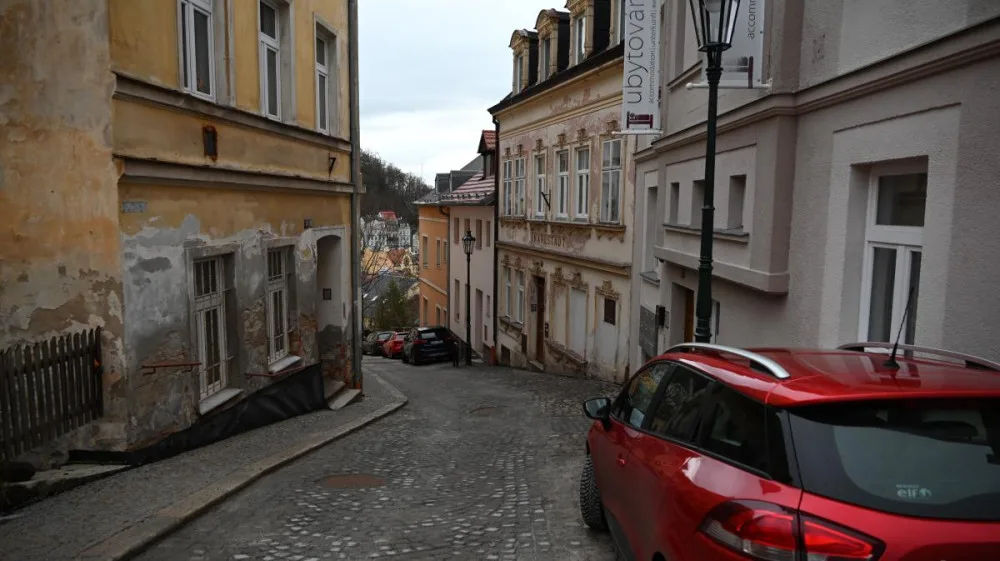 Oprava Vyšehradské v Karlových Varech skončila před termínem