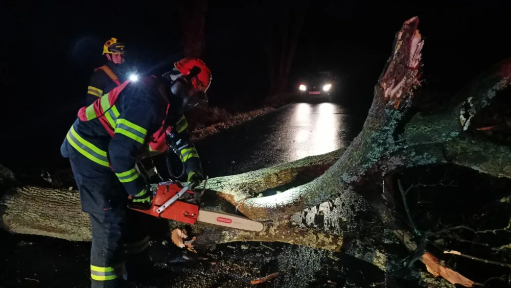 Hasiči v Karlovarském kraji kvůli větru a dešti vyjížděli k desítkám událostí