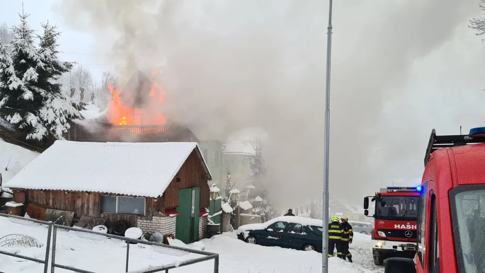 Při požáru rodinného domu v Jáchymově na Karlovarsku zemřel jeden člověk