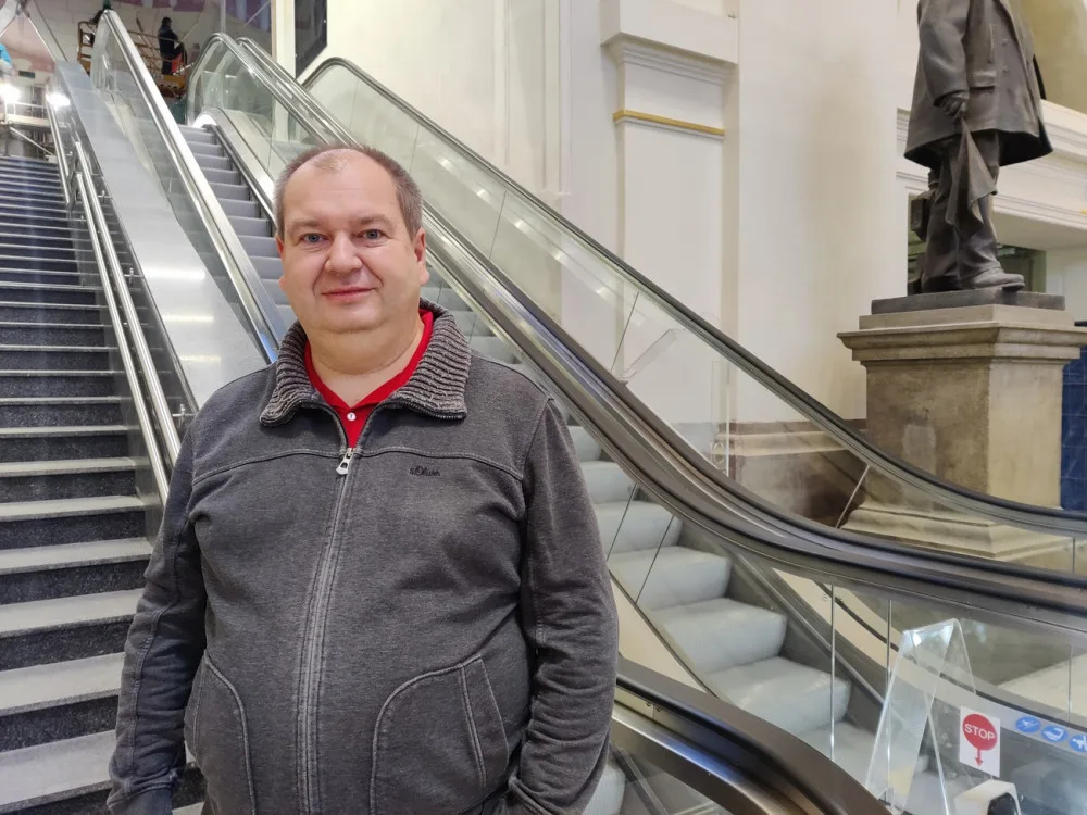 Pavel Boucník zavítal do nově zrekonstruované nádražní budovy v Plzni, pořádně ji zrecenzuje až na jaře. Do té doby tam totiž stále budou dělníci.